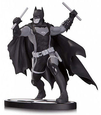 Batman Black & White Earth 2 Statue Nicola Scott